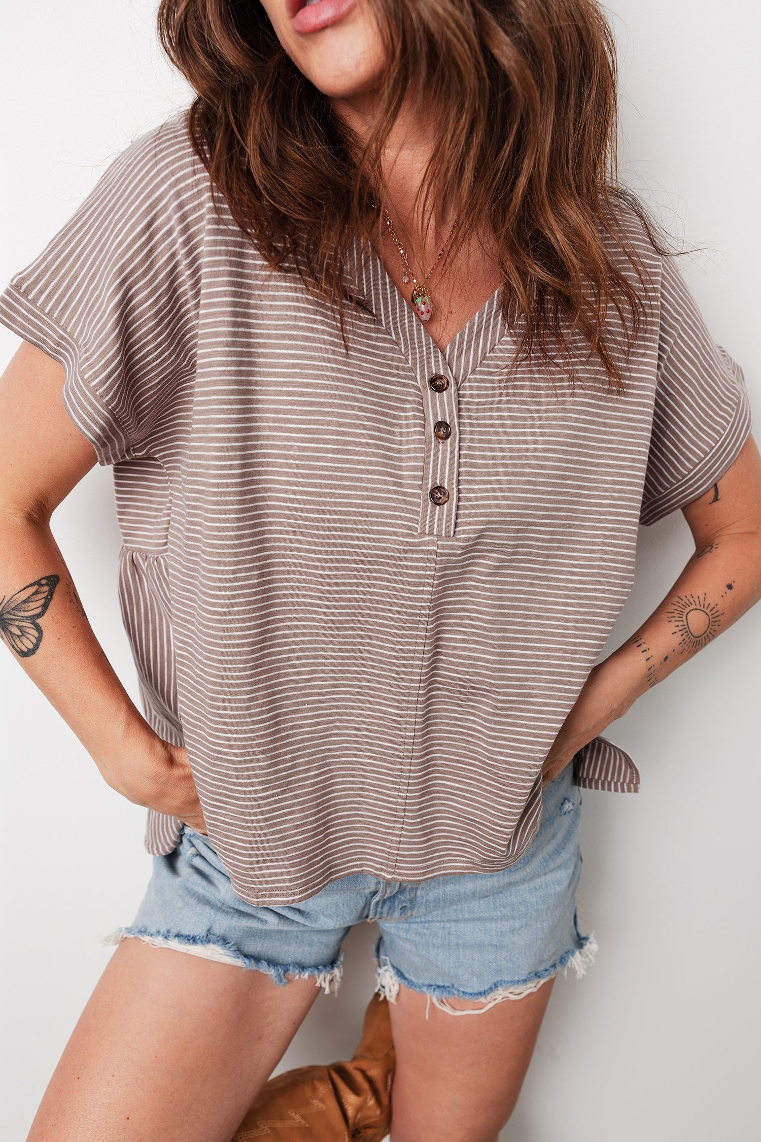 T-shirt femme rayé, boutonnée, col V — kaki