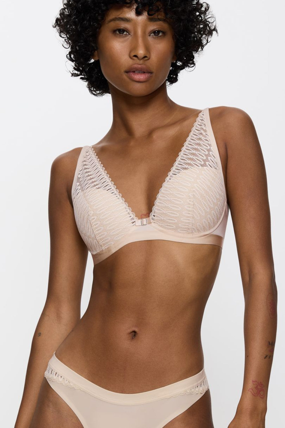 String femme Triumph Strings Strings — beige