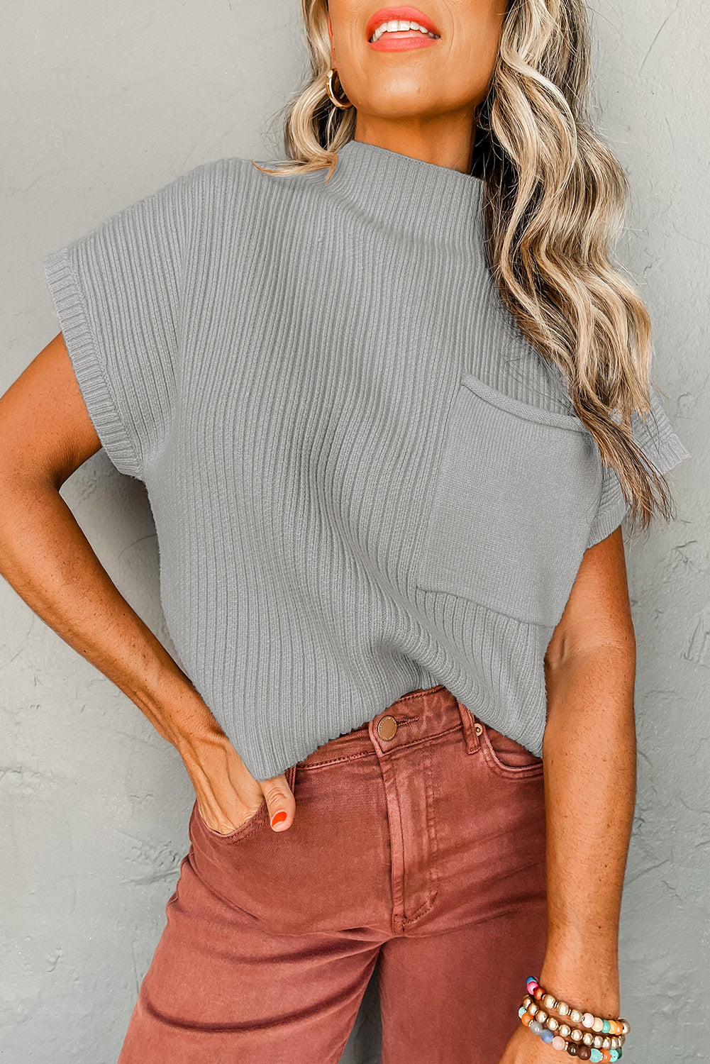 Pull femme en maille, poches, manches courtes, côtelé — gris