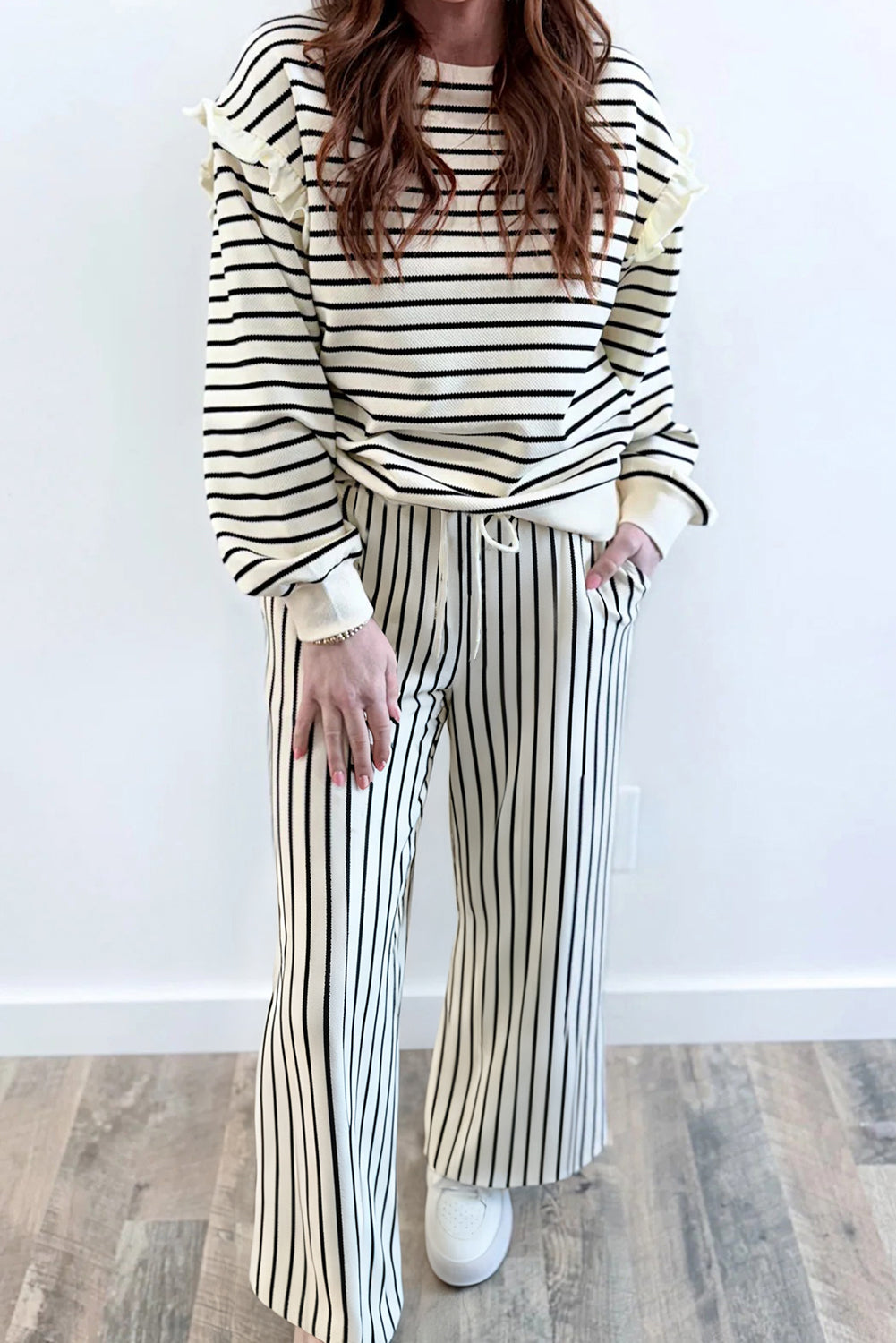 Pantalon femme rayé, à volants, à cordon, épaules tombantes, ample — blanc
