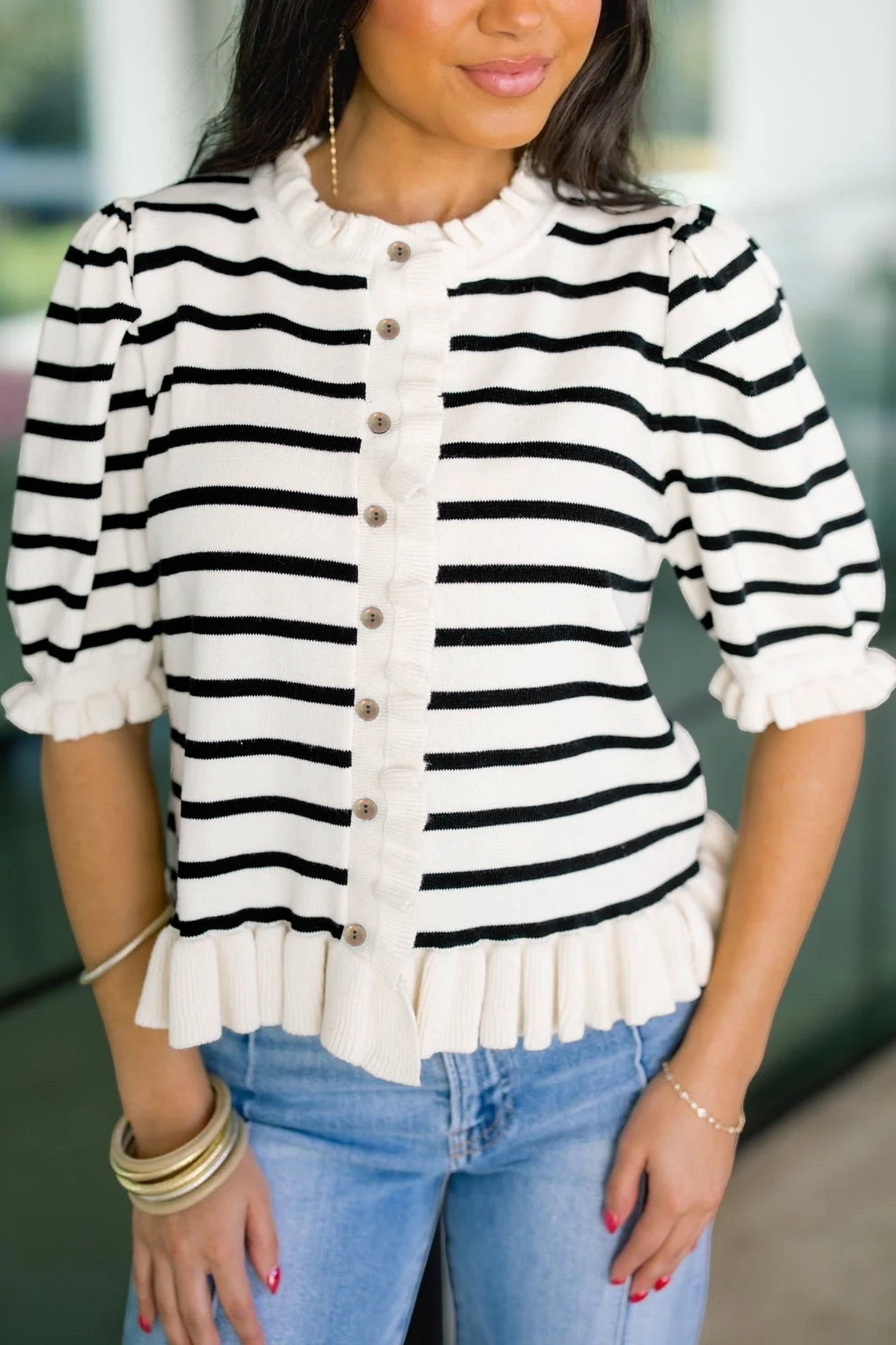 Cardigan femme rayé, en maille, à volants, boutonnée, manches courtes — beige