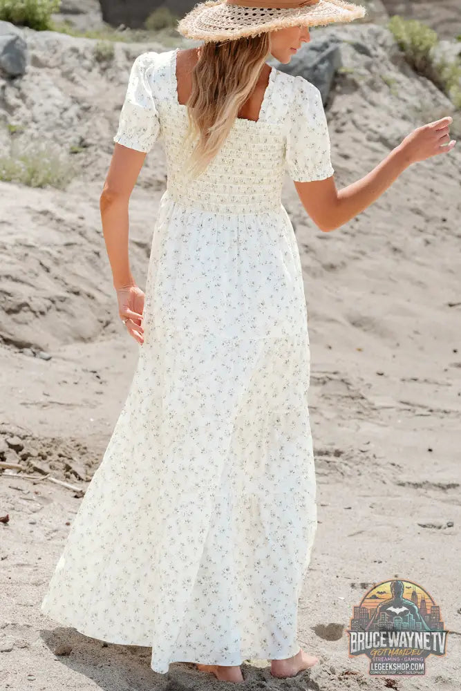 Robe longue blanche à volants et corsage froncé à plusieurs niveaux et fleurs - Dresses/Maxi Dresses